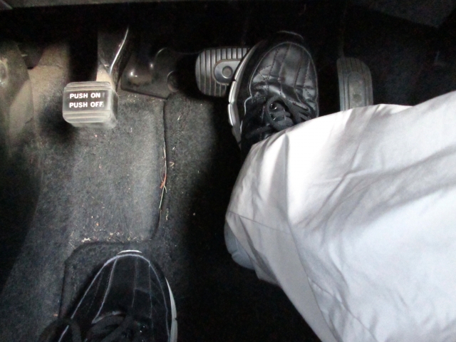 ブレーキ アクセル 踏み 間違い